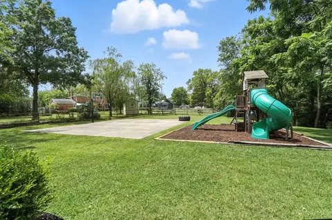 Exterior - 10007 Windzag Ln, Montgomery, OH 45242 photo 11 of 15
