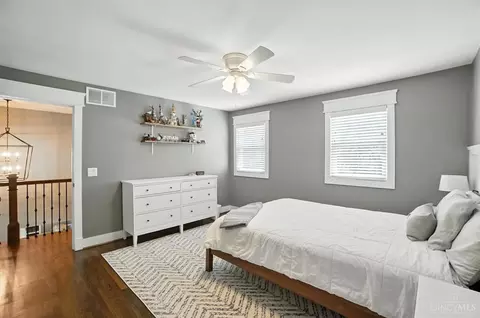 Bedroom - 10007 Windzag Ln, Montgomery, OH 45242 photo 7 of 10