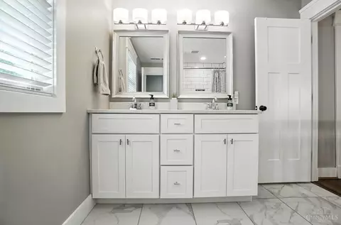 Bath - 10007 Windzag Ln, Montgomery, OH 45242 photo 7 of 10
