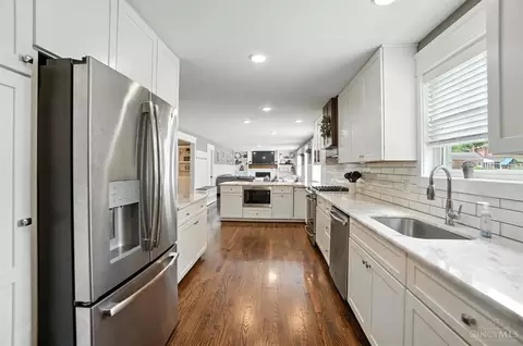 Kitchen - 10007 Windzag Ln, Montgomery, OH 45242 photo 3 of 5