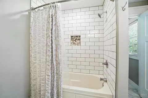 Bath - 10007 Windzag Ln, Montgomery, OH 45242 photo 8 of 10