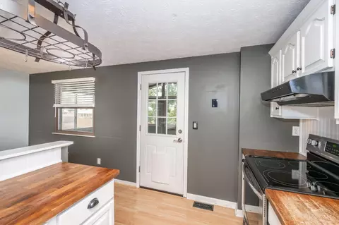 Kitchen - 785 Lind Pl, Mason, OH 45040 photo 5 of 6