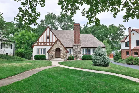34 Fleming Rd, Wyoming, OH 45215