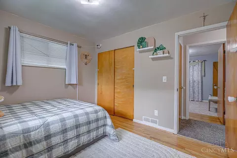 Bedroom - 5732 Fourson Dr, Cincinnati, OH 45233 photo 5 of 9