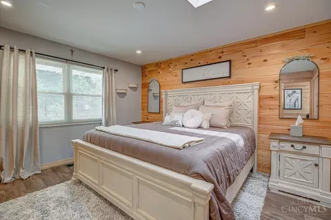 Bedroom - 5732 Fourson Dr, Cincinnati, OH 45233 photo 2 of 9