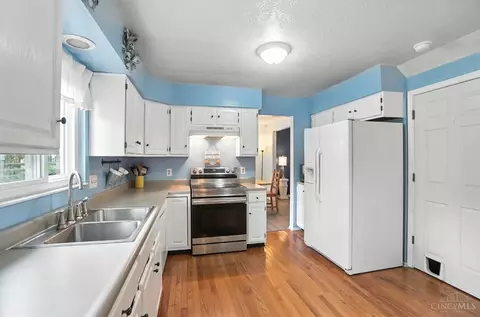 Kitchen - 3536 Stoneboat Ct, Maineville, OH 45039 photo 3 of 5