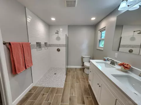 Bath - 2191 Flomar Ct, Cincinnati, OH 45233 photo 5 of 9