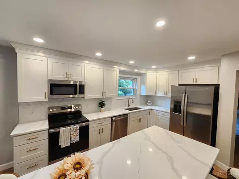 Kitchen - 2191 Flomar Ct, Cincinnati, OH 45233 photo 5 of 9