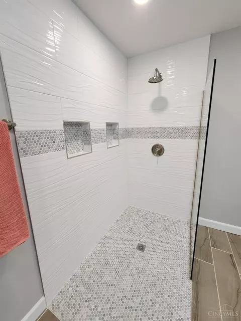 Bath - 2191 Flomar Ct, Cincinnati, OH 45233 photo 1 of 9