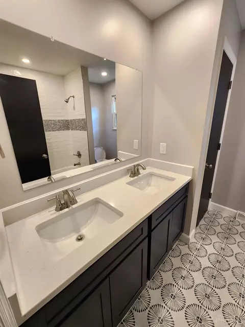 Bath - 2191 Flomar Ct, Cincinnati, OH 45233 photo 7 of 9