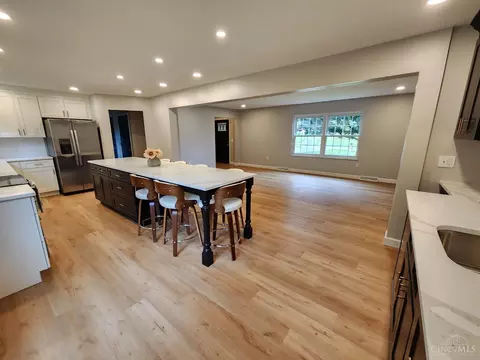 Kitchen - 2191 Flomar Ct, Cincinnati, OH 45233 photo 6 of 9