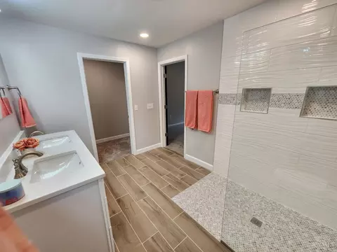 Bath - 2191 Flomar Ct, Cincinnati, OH 45233 photo 2 of 9
