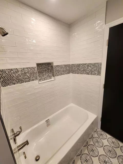 Bath - 2191 Flomar Ct, Cincinnati, OH 45233 photo 8 of 9