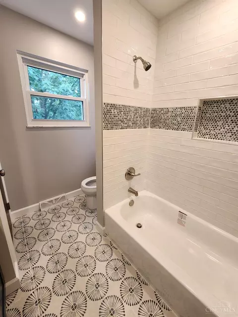 Bath - 2191 Flomar Ct, Cincinnati, OH 45233 photo 6 of 9