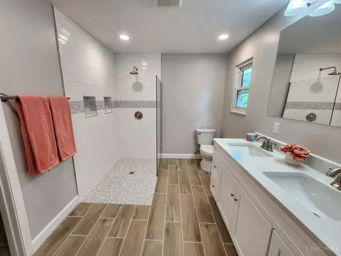 Bath - 2191 Flomar Ct, Cincinnati, OH 45233 photo 3 of 9
