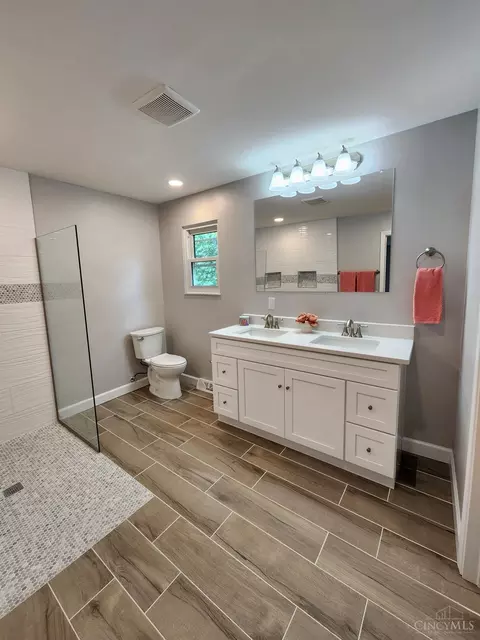 Bath - 2191 Flomar Ct, Cincinnati, OH 45233 photo 4 of 9