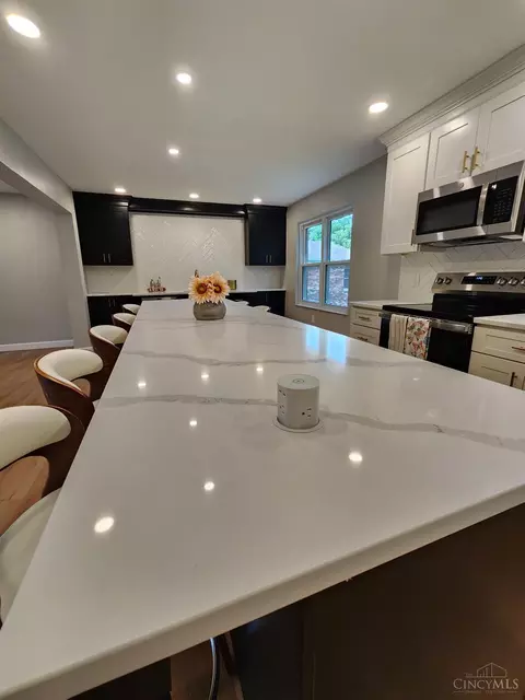 Kitchen - 2191 Flomar Ct, Cincinnati, OH 45233 photo 8 of 9