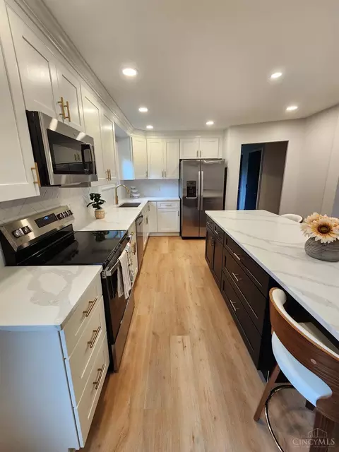 Kitchen - 2191 Flomar Ct, Cincinnati, OH 45233 photo 2 of 9