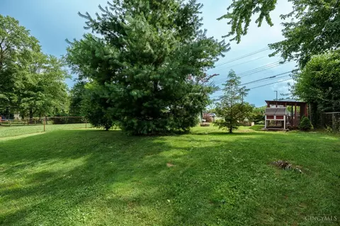 Exterior - 33 Hadley Rd, Greenhills, OH 45218 photo 7 of 8