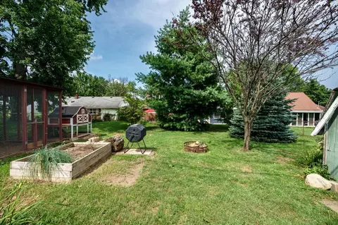 Exterior - 33 Hadley Rd, Greenhills, OH 45218 photo 6 of 8