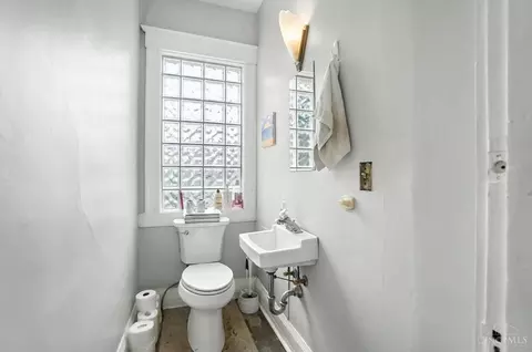Bath - 231 Atkinson St, Cincinnati, OH 45219 photo 1 of 5