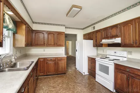 Kitchen - 523 Lang Rd, Cincinnati, OH 45244 photo 3 of 5