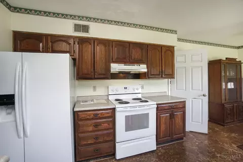 Kitchen - 523 Lang Rd, Cincinnati, OH 45244 photo 4 of 5