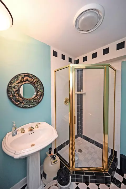 Bath - 4190 Beech St, Cincinnati, OH 45227 photo 7 of 7