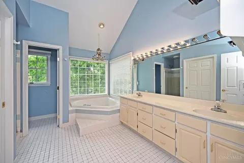 Bath - 4190 Beech St, Cincinnati, OH 45227 photo 2 of 7