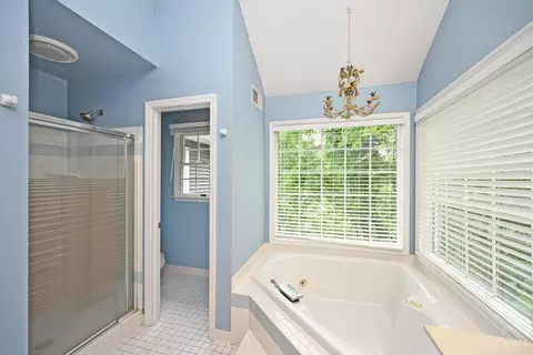 Bath - 4190 Beech St, Cincinnati, OH 45227 photo 3 of 7