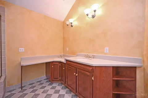 Bath - 4190 Beech St, Cincinnati, OH 45227 photo 6 of 7