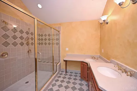 Bath - 4190 Beech St, Cincinnati, OH 45227 photo 5 of 7