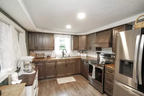 Kitchen - 7564 Us Rt 22 3, Morrow, OH 45152 photo 2 of 5