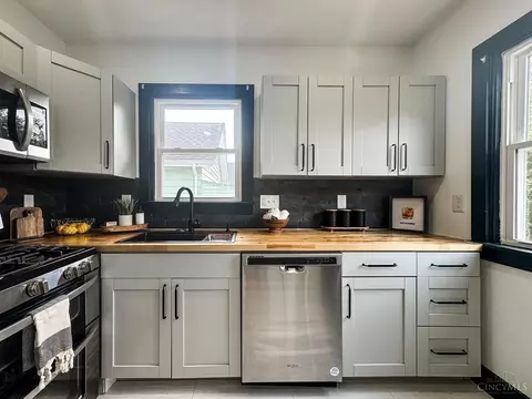Kitchen - 5439 Whetsel Ave, Cincinnati, OH 45227 photo 2 of 4