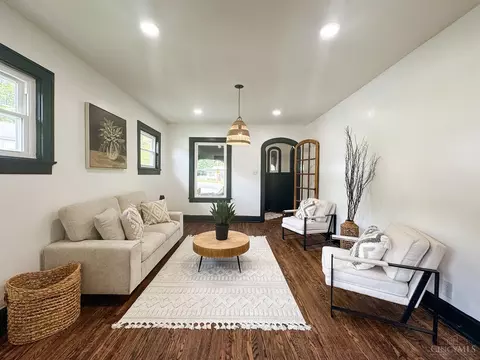 Living - 5439 Whetsel Ave, Cincinnati, OH 45227 photo 4 of 5