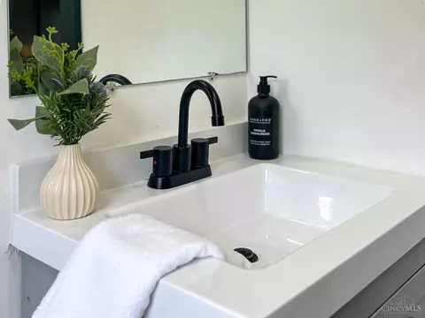 Bath - 5439 Whetsel Ave, Cincinnati, OH 45227 photo 4 of 4