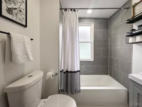 Bath - 5439 Whetsel Ave, Cincinnati, OH 45227 photo 2 of 4
