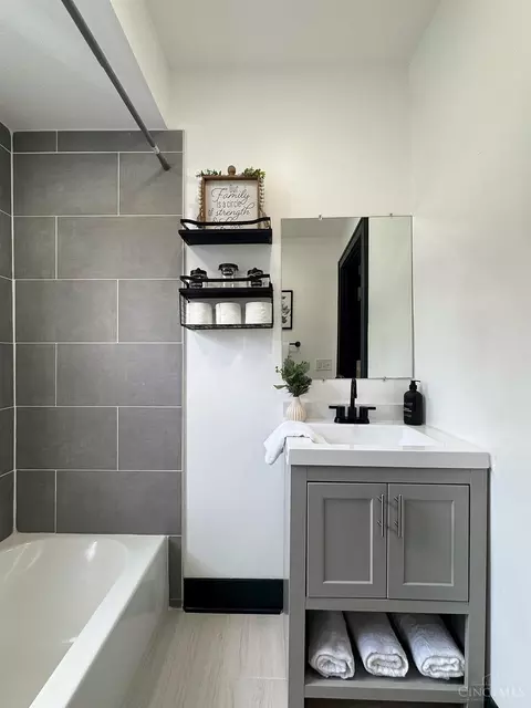 Bath - 5439 Whetsel Ave, Cincinnati, OH 45227 photo 3 of 4