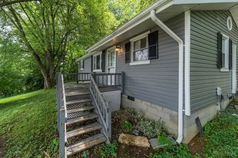 105 Springlake Ave, Hillsboro, OH 45133