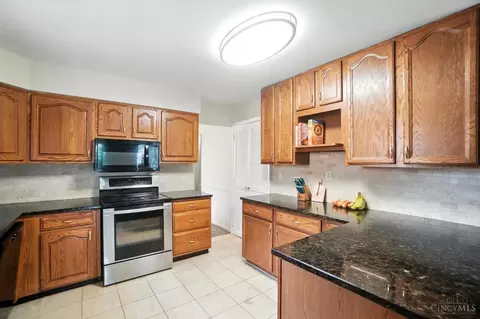 Kitchen - 1725 Forester Dr, Cincinnati, OH 45240 photo 4 of 7