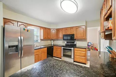 Kitchen - 1725 Forester Dr, Cincinnati, OH 45240 photo 3 of 7