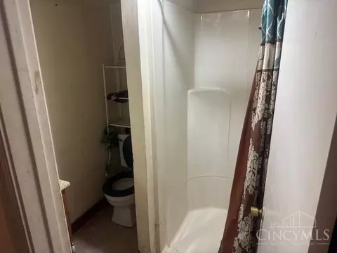 Bath - 1623 Sutter Ave, Cincinnati, OH 45225 photo 1 of 1