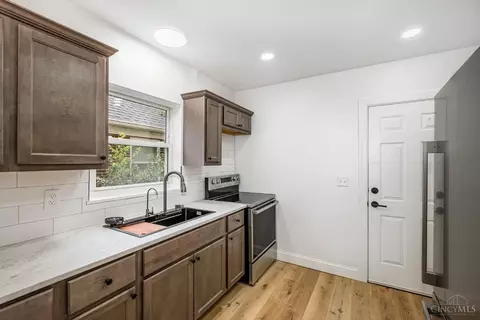 Kitchen - 1520 Manss Ave, Cincinnati, OH 45205 photo 2 of 2