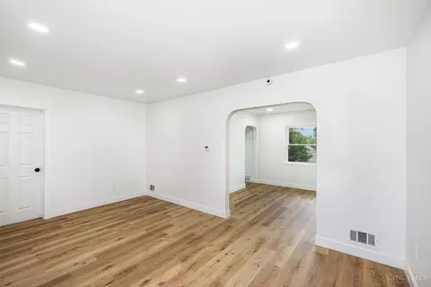 Living - 1520 Manss Ave, Cincinnati, OH 45205 photo 3 of 4
