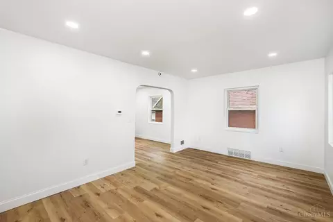Living - 1520 Manss Ave, Cincinnati, OH 45205 photo 1 of 4