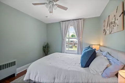 Bedroom - 1636 Beacon St, Cincinnati, OH 45230 photo 2 of 6