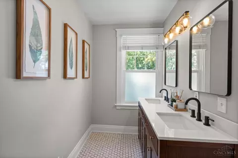 Bath - 1636 Beacon St, Cincinnati, OH 45230 photo 1 of 2