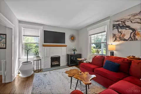 Living - 1636 Beacon St, Cincinnati, OH 45230 photo 1 of 2