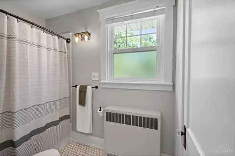 Bath - 1636 Beacon St, Cincinnati, OH 45230 photo 2 of 2