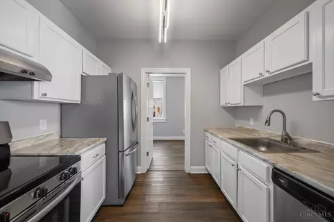 Entry Way - 431 Ada St, Cincinnati, OH 45219 photo 2 of 3